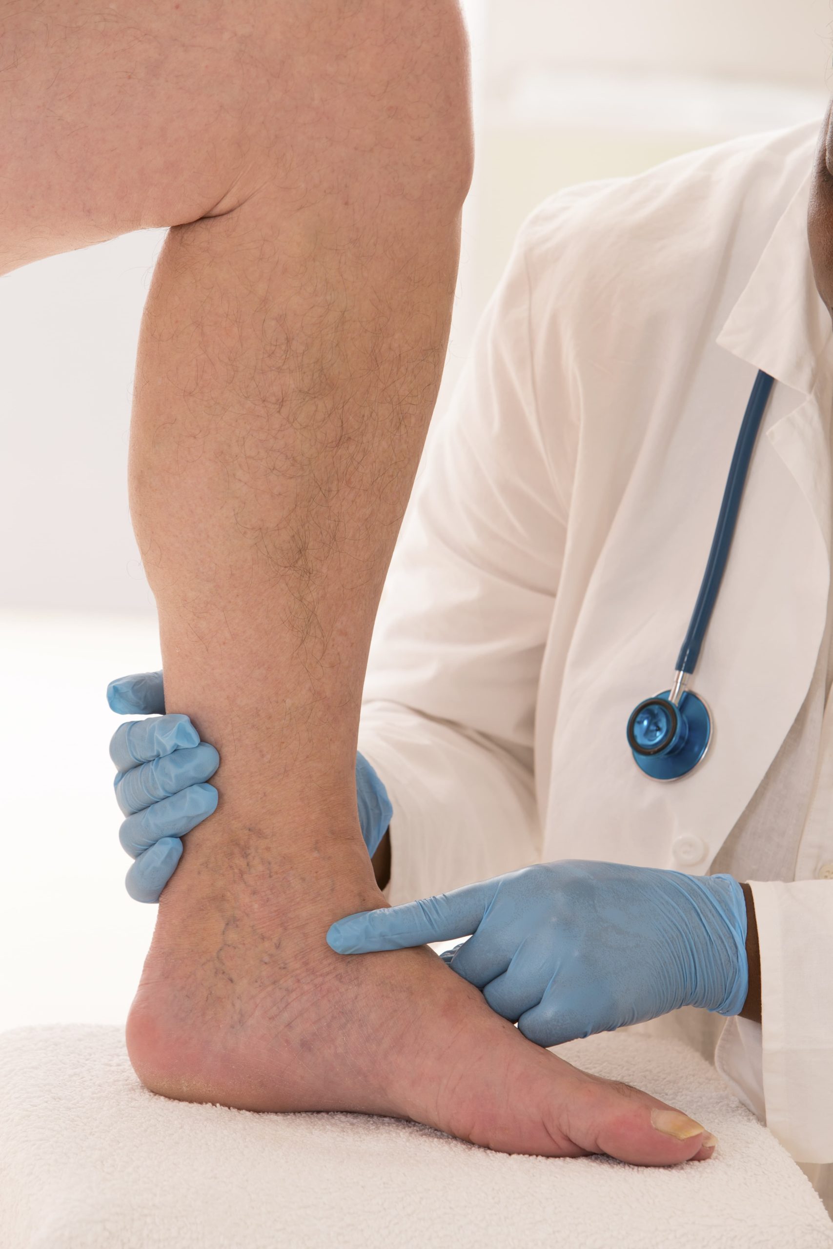 mdexamining-patients-leg